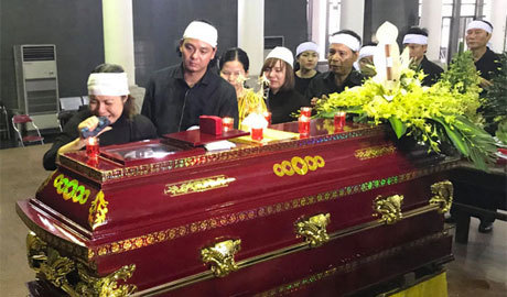 Vợ NSƯT Bùi Cường đau đớn vì không thể có mặt trong đám tang chồng