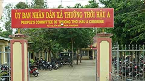Bí thư xã 'phù phép' đưa con gái vào hộ nghèo