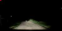 Em bé đứng giữa đường trong đêm vắng