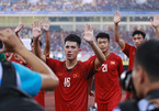 Cầu thủ U23 Việt Nam trèo rào ăn mừng điệu viking cùng CĐV