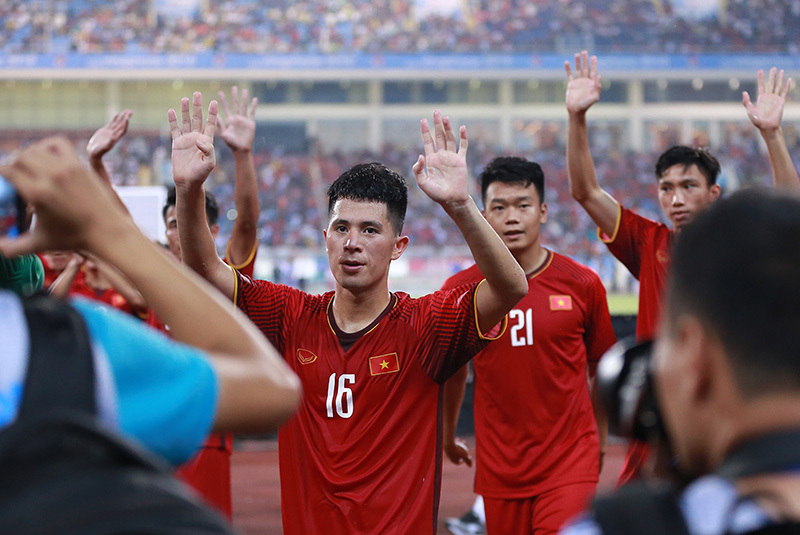 Cầu thủ U23 Việt Nam trèo rào ăn mừng điệu viking cùng CĐV