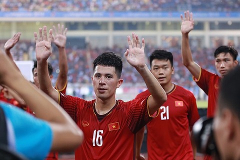 U23 Việt Nam trèo rào ăn mừng điệu viking cùng CĐV