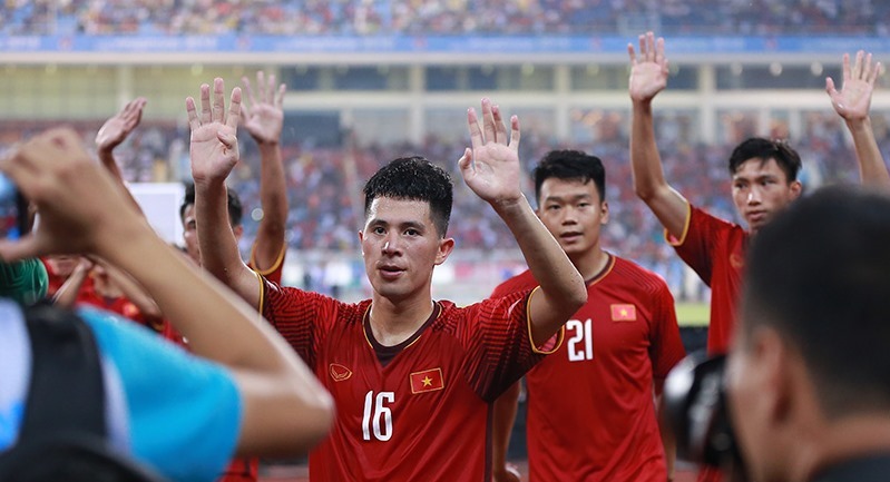 U23 Việt Nam trèo rào ăn mừng điệu viking cùng CĐV