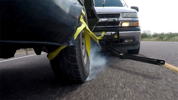 Xem cảnh sát tóm gọn xe bỏ trốn với chiếc lưới đặc biệt