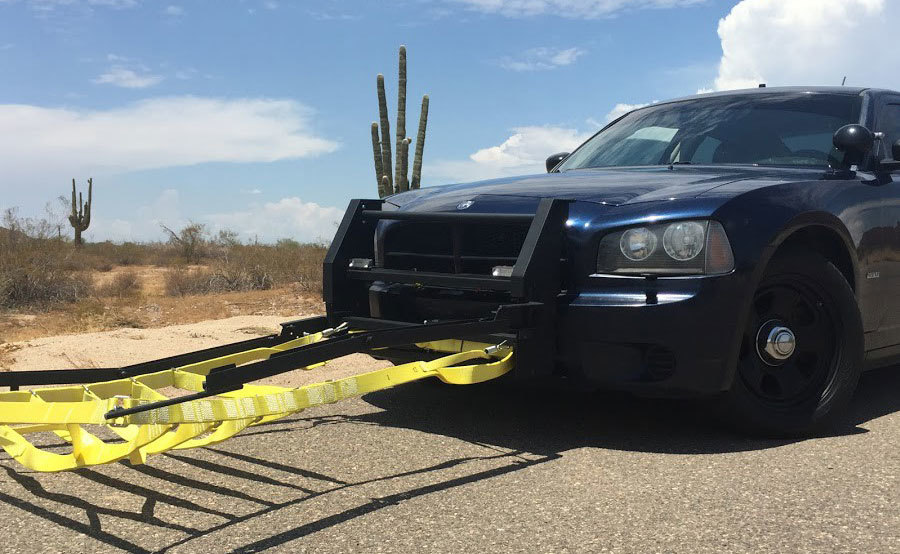 Xem cảnh sát nước ngoài tóm gọn xe bỏ trốn với chiếc lưới đặc biệt