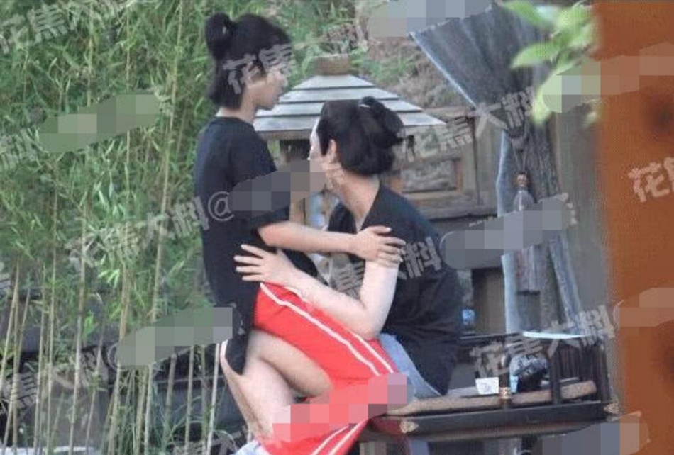 {title} Sao nhí 'Danh gia vọng tộc' ôm bạn trai trong tư thế nhạy cảm