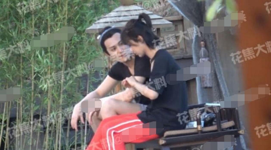 {title} Sao nhí 'Danh gia vọng tộc' ôm bạn trai trong tư thế nhạy cảm
