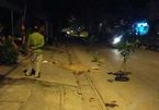 Hà Nội: Hai thanh niên bất động cạnh xe máy giữa đêm