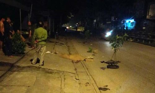 Hà Nội: Hai thanh niên bất động cạnh xe máy giữa đêm