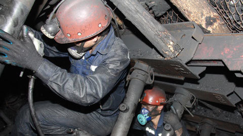 Tụt đổ hầm lò vùi lấp 2 công nhân, 1 người chết