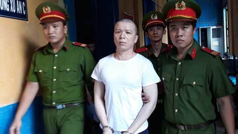 Bênh em, gã đàn ông đâm chết đối thủ xông vào nhà