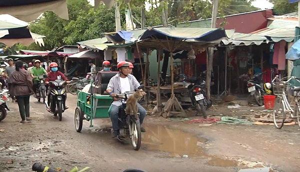 {title} Cảnh đời cơ cực của 'siêu nhân nuốt kiếm' Minh Nhật