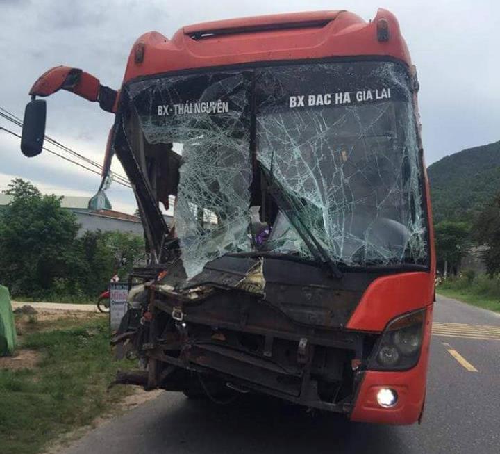 Tai nạn liên hoàn ở Quảng Nam, đầu xe khách biến dạng