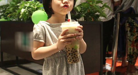 Hút trà sữa quá nhanh, bé gái 11 tuổi ở TP.HCM tử vong vì hóc hạt trân châu