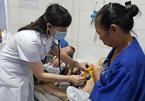 Hà Nội: Cặp song sinh 11 tháng nguy kịch vì biến chứng của bệnh sởi