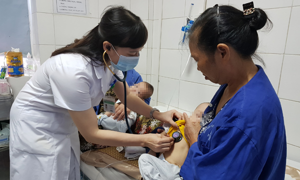 Hà Nội: Cặp song sinh 11 tháng nguy kịch vì biến chứng của bệnh sởi