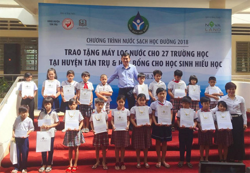 27 trường học ở Long An có máy lọc nước mới