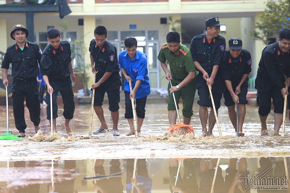 Cảnh sát cơ động, cứu hỏa đẩy nước giúp cô giáo mầm non nơi rốn lũ