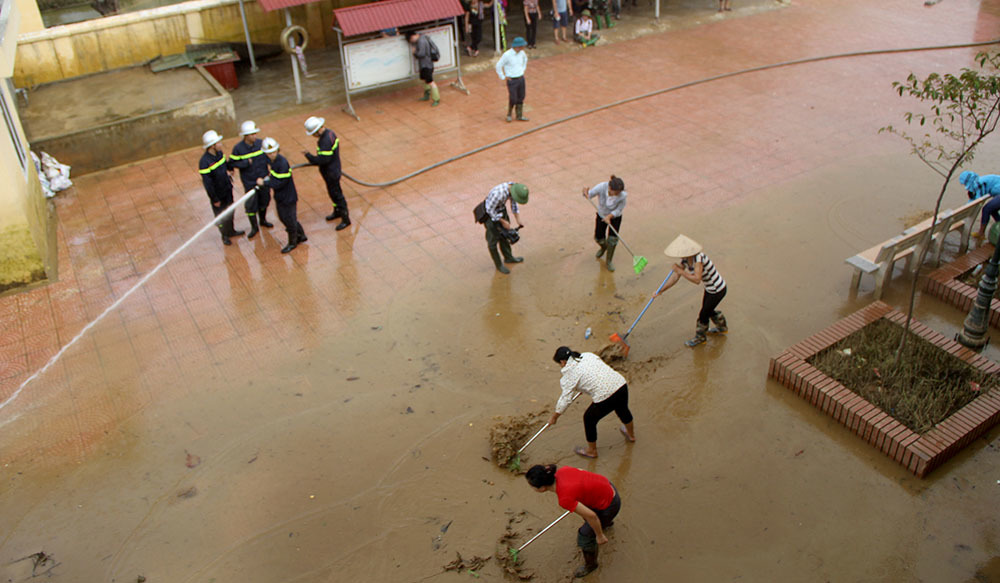 Cơ động, cứu hỏa đẩy nước giúp cô giáo mầm non ở rốn lũ Chương Mỹ