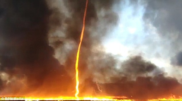 Xem lốc xoáy lửa cao hơn 15m múa lượn giữa đám cháy