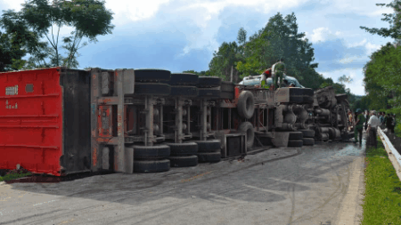 Hai xe container đấu đầu sau tiếng nổ lớn, 2 tài xế tử vong