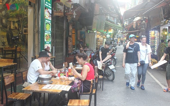 Những dịch vụ 'hái ra tiền' dành cho 'Tây ba lô' ở phố cổ Hà Nội Những dịch vụ 'hái ra tiền' dành cho 'Tây ba lô' ở phố cổ Hà Nội