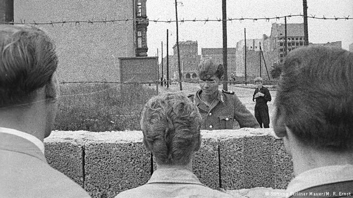 Ngày này năm xưa: Tường gạch, thép gai 'cắt nửa' Berlin
