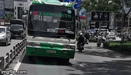 Xe buýt nghênh ngang chạy ngược chiều ở trung tâm Sài Gòn