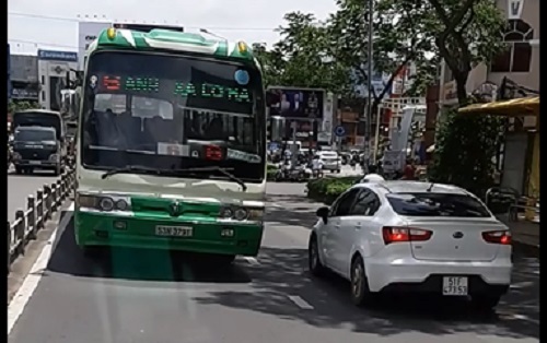 Xe buýt chạy ngược chiều giữa đường trung tâm Sài Gòn