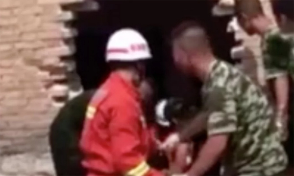 Cố mò điện thoại rơi trong bể phốt, hai anh em trai thiệt mạng