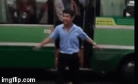 Tài xế xe buýt Sài Gòn cầm búa đòi xử nhau giữa đường
