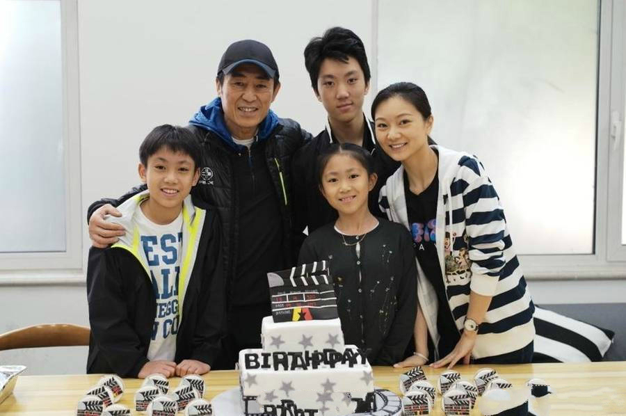 Sau loạt tai tiếng, Trương Nghệ Mưu hạnh phúc bên vợ trẻ kém 31 tuổi