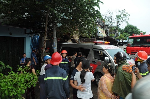 Sài Gòn mưa gió cực lớn, bảng quảng cáo sập đè chết người