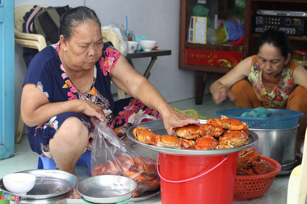 Bí quyết bán 30 kg cua trong 10 phút của bà Ba Cua ở hẻm nhỏ Sài Gòn