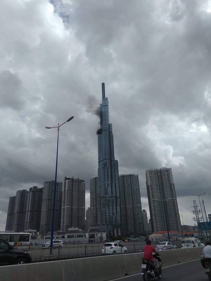 Khói đen bốc lên từ tòa nhà Landmark 81 cao nhất Việt Nam