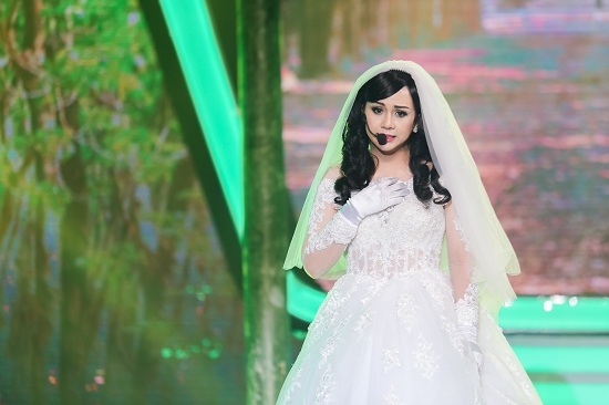 Duy Khánh mặc váy cưới hóa Phạm Quỳnh Anh phiên bản ‘lầy lội’