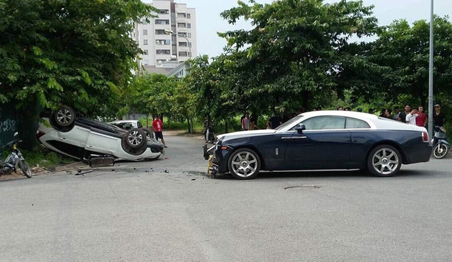Rolls-Royce triệu USD nát đầu đâm Honda CR-V ngửa bụng trên phố Hà Nội