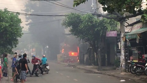 Cháy bãi giữ xe gần sân bay Tân Sơn Nhất, 3 ô tô bị thiêu rụi