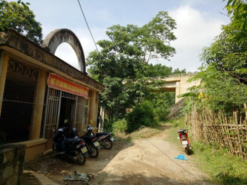 Trường dưới gầm cầu, tính mạng của trẻ mầm non bị đe dọa
