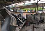 Cháy bãi giữ xe gần sân bay Tân Sơn Nhất, 3 ô tô bị thiêu rụi