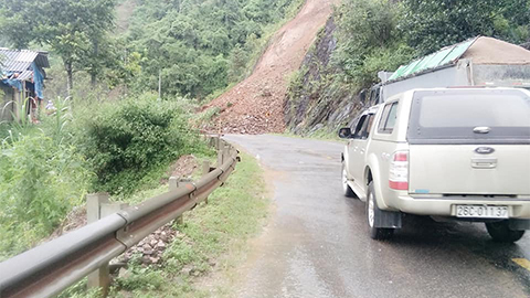 Sạt lở đất lấp quốc lộ ở Sơn La, vùi 2 người tử vong ở Lào Cai