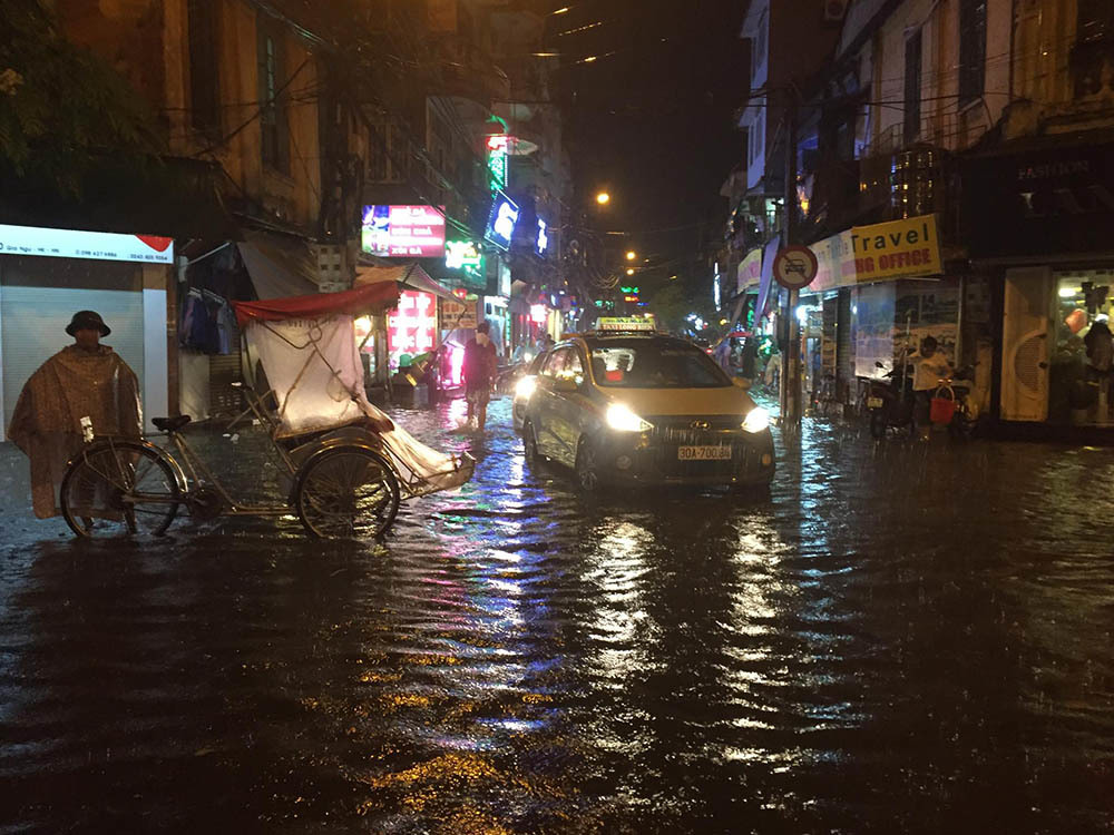 Hà Nội: Tối cuối tuần, phố Tây Tạ Hiện bì bõm trong nước