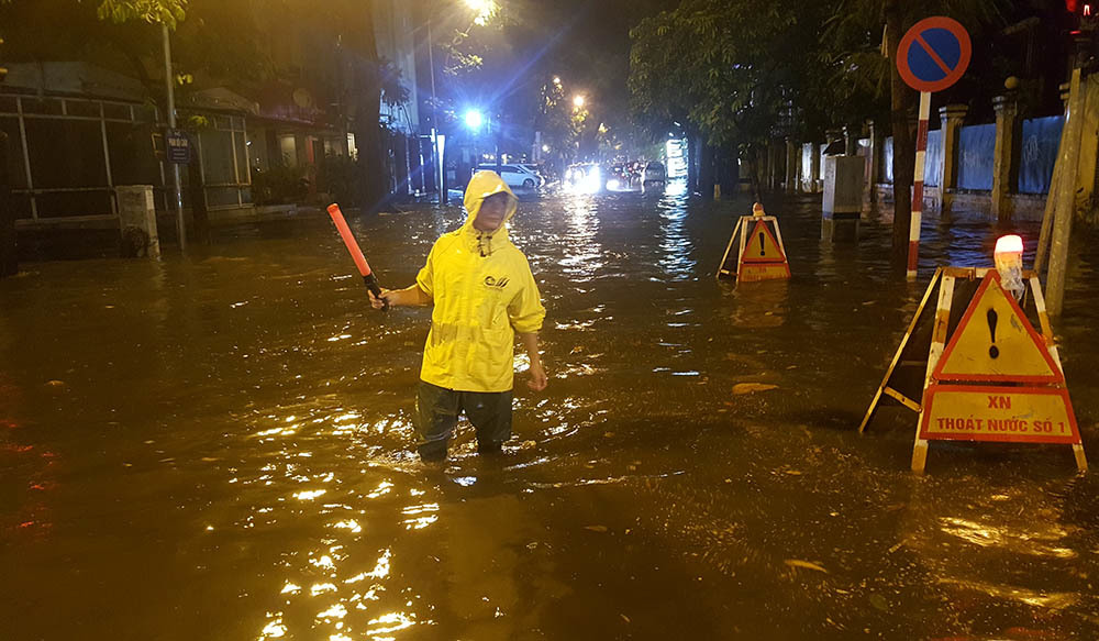 Tối cuối tuần phố Tây Tạ Hiện bì bõm trong nước