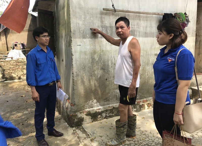Công đoàn TT&TT và Đoàn TN Bộ tặng quà người dân bị ngập ở Chương Mỹ
