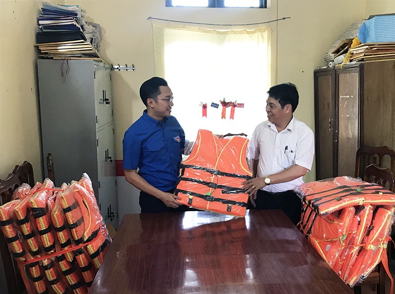 Công đoàn TT&TT và Đoàn TN Bộ tặng quà người dân bị ngập ở Chương Mỹ