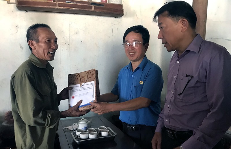 Công đoàn TT&TT và Đoàn TN Bộ tặng quà người dân bị ngập ở Chương Mỹ