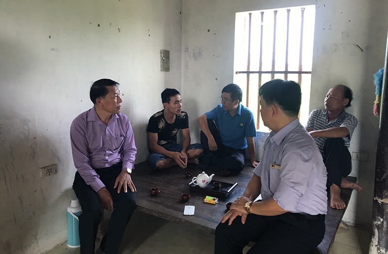 Công đoàn TT&TT và Đoàn TN Bộ tặng quà người dân bị ngập ở Chương Mỹ