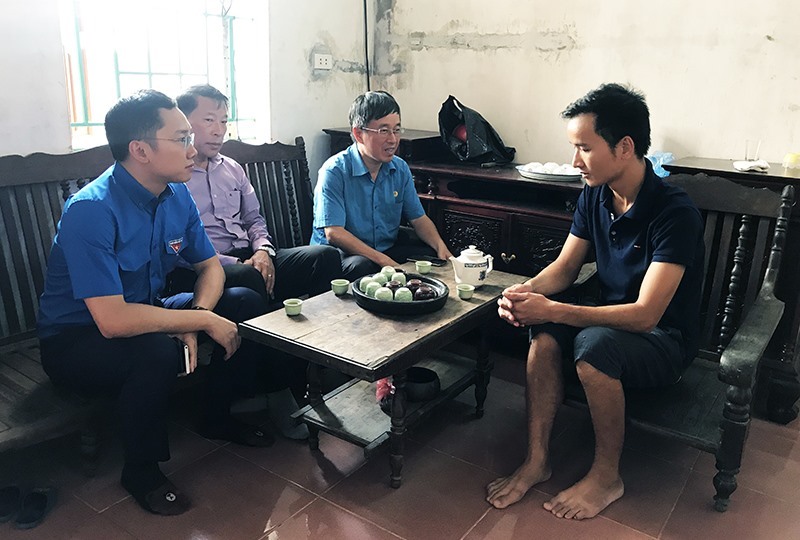 Công đoàn TT&TT và Đoàn TN Bộ tặng quà người dân bị ngập ở Chương Mỹ
