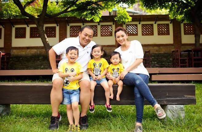 Chồng ngoại tình rồi đòi ly hôn, nữ diễn viên 39 tuổi nuôi ba con