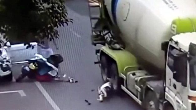 Pha thoát chết thần kỳ khi bị xe trộn bê tông nghiến qua đầu